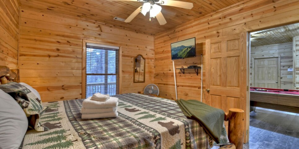 blue-ridge-the-waters-edge-cabin-bedroom-8