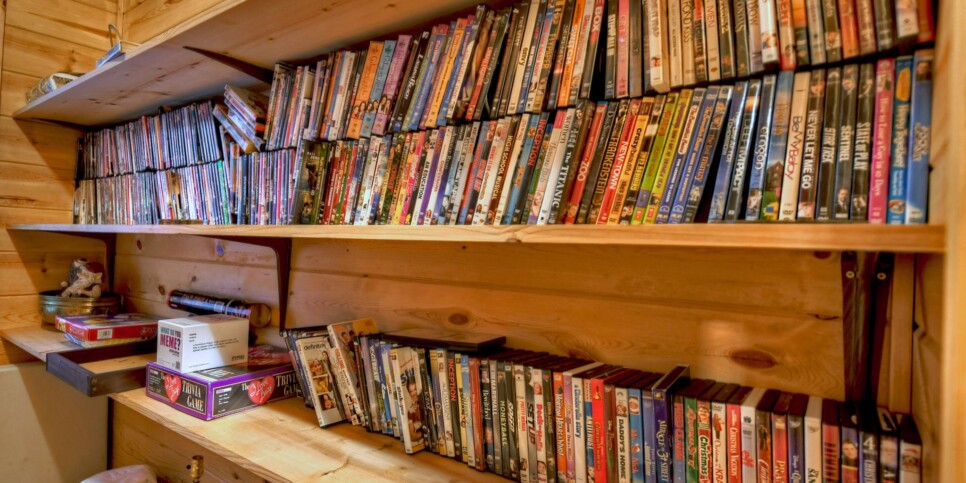 blue-ridge-the-waters-edge-cabin-bedroom-9