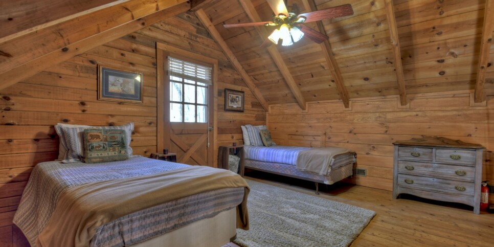 Ellijay - Cozy Creek Cabin - Bedroom