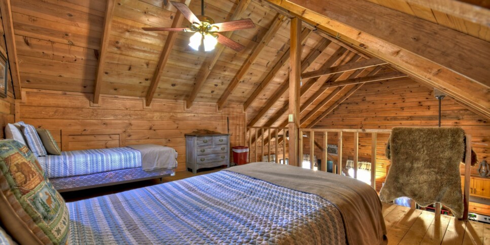 Ellijay - Cozy Creek Cabin - Bedroom