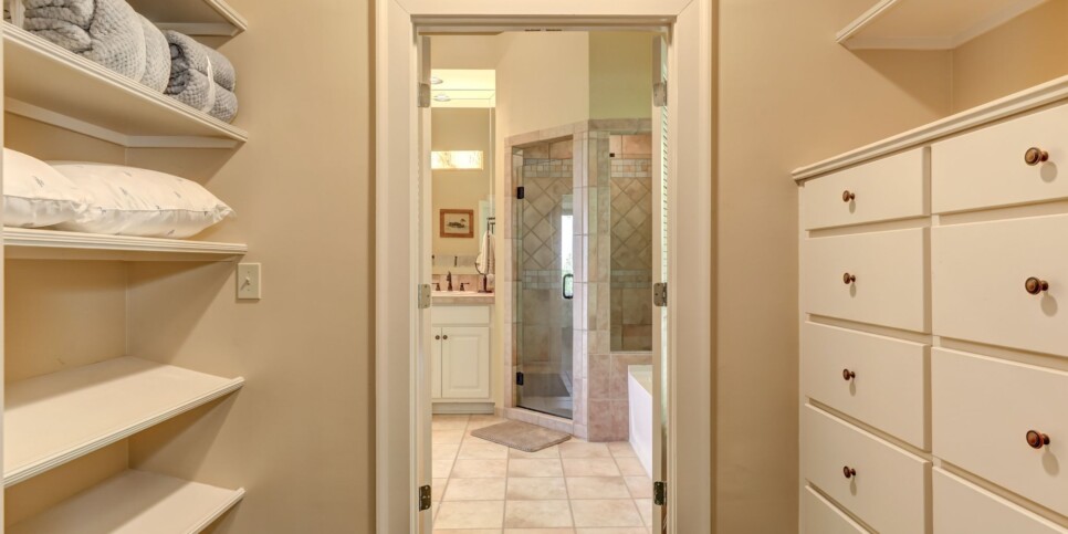 Big Canoe - Chasing Chipmunks - Bathroom