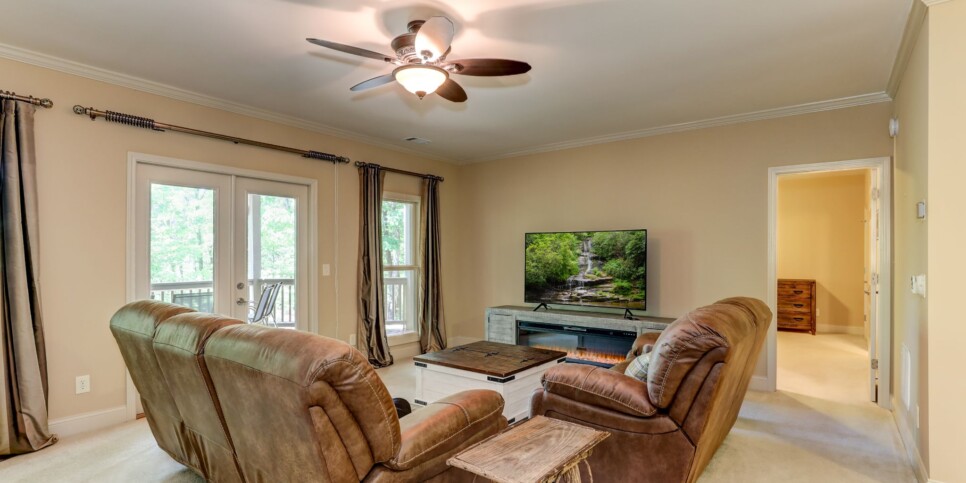 Big Canoe Cabin - The Wolf Den - Living Room