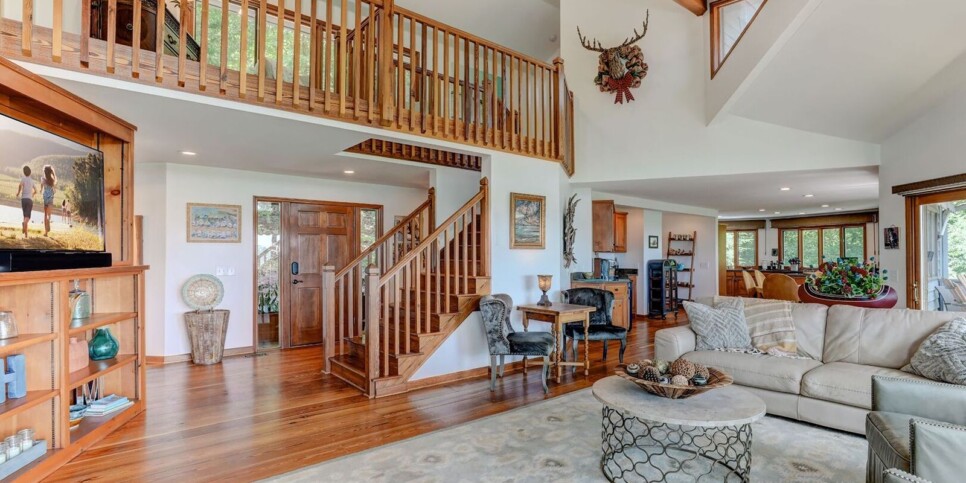 Big Canoe - Falken Haus - Living Room