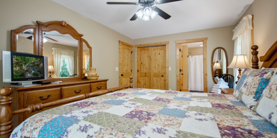 Ellijay Cabin - Dragons Den - Bedroom