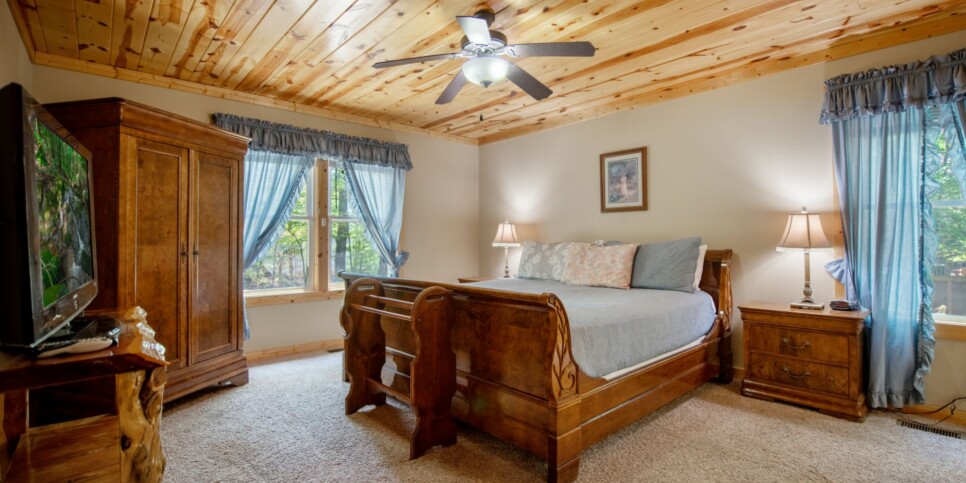 Ellijay Cabin - Dragons Den - Bedroom