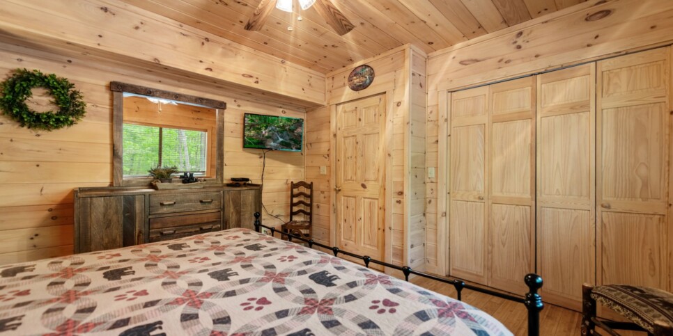 Mineral Bluff - Firefly Cabin - Bedroom