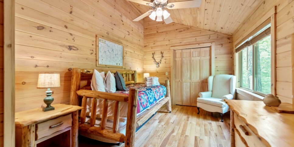 Mineral Bluff - Firefly Cabin - Bedroom