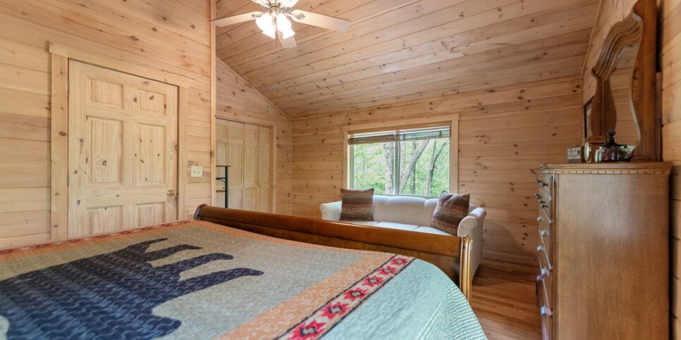 Mineral Bluff - Firefly Cabin - Bedroom