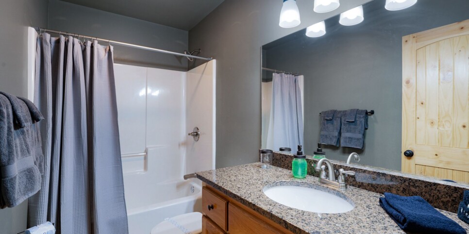 Ellijay Ga Cabin - Peaceful River Hideaway - Bathroom