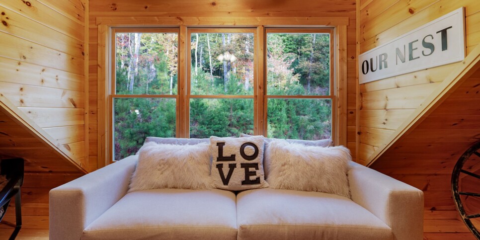 Ellijay Ga Cabin - Peaceful River Hideaway - Living Room