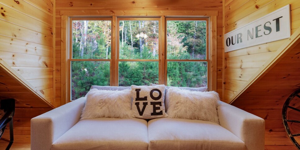 Ellijay Ga Cabin - Peaceful River Hideaway - Living Room