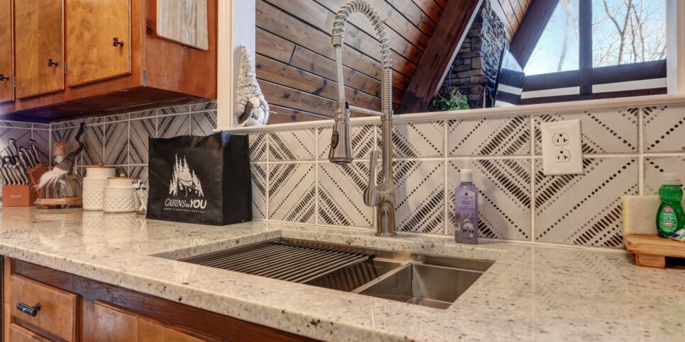 Bent Tree Chalet - Cozy Days Hideaway - Kitchen