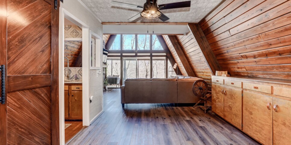 Bent Tree Chalet - Cozy Days Hideaway - Living