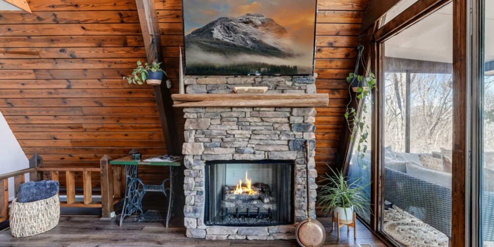 Bent Tree Chalet - Cozy Days Hideaway - Living