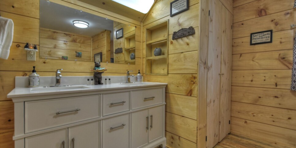 Blue Ridge Cabin - Bear Naked Hideaway - Bathroom