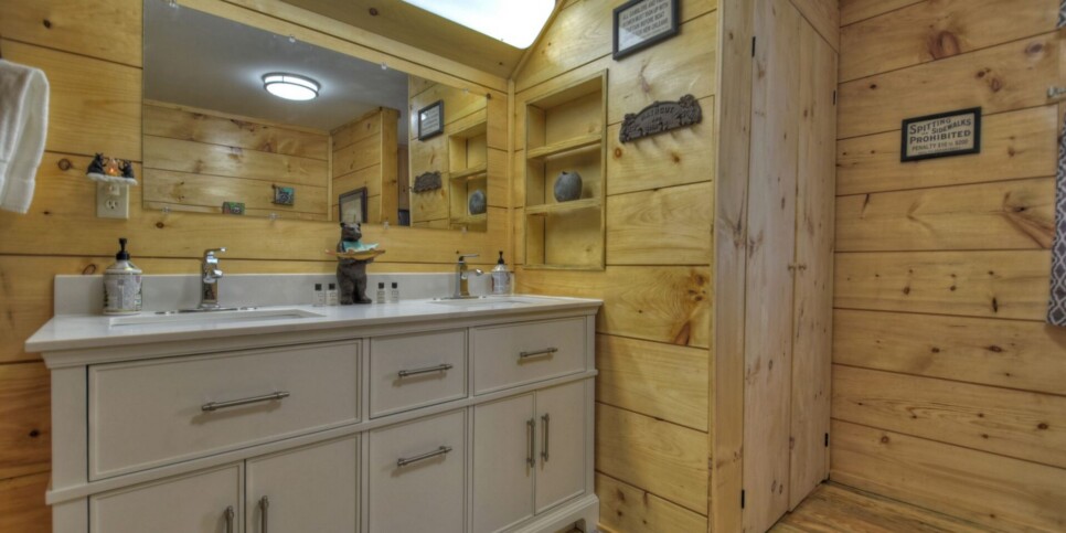 Blue Ridge Cabin - Bear Naked Hideaway - Bathroom