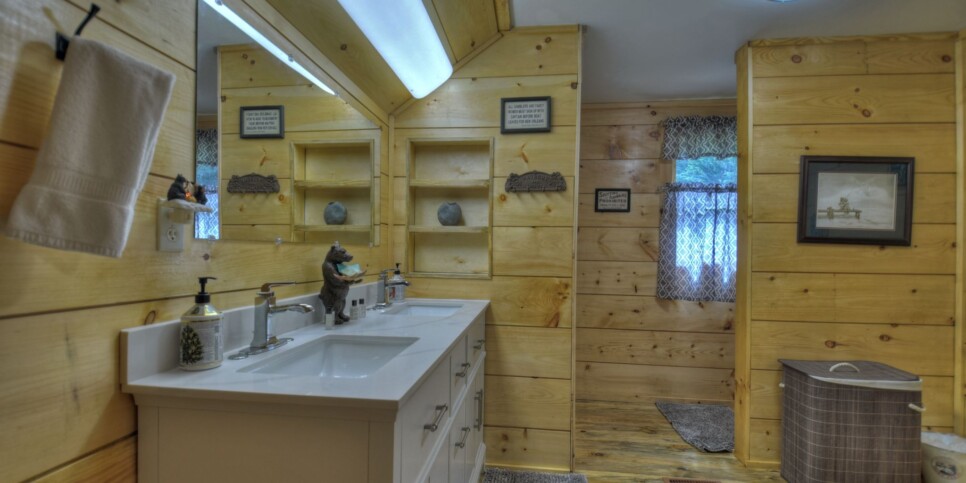Blue Ridge Cabin - Bear Naked Hideaway - Bathroom