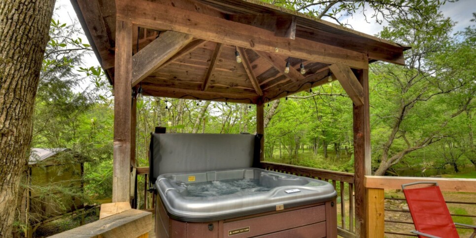 Blue Ridge Cabin - Bear Naked Hideaway - Exterior