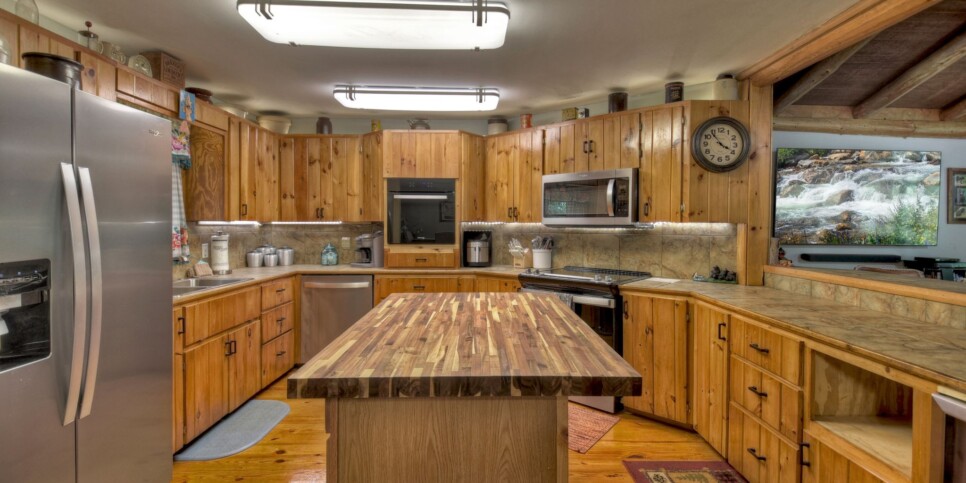 Blue Ridge Cabin - Bear Naked Hideaway - Kitchen