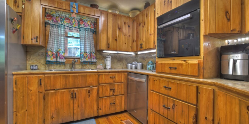 Blue Ridge Cabin - Bear Naked Hideaway - Kitchen