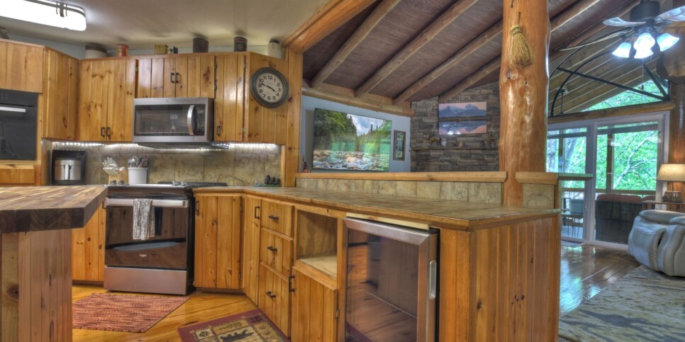 Blue Ridge Cabin - Bear Naked Hideaway - Kitchen