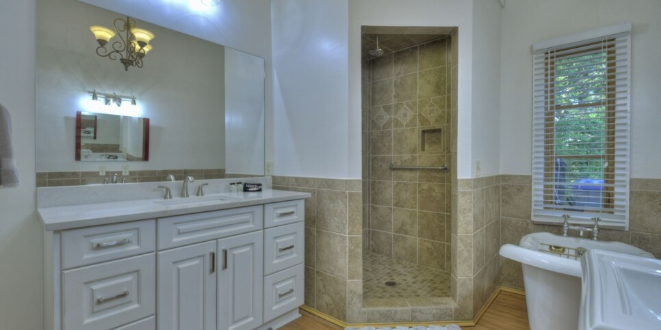 Blue Ridge - Snowbird Sanctuary - Bathroom