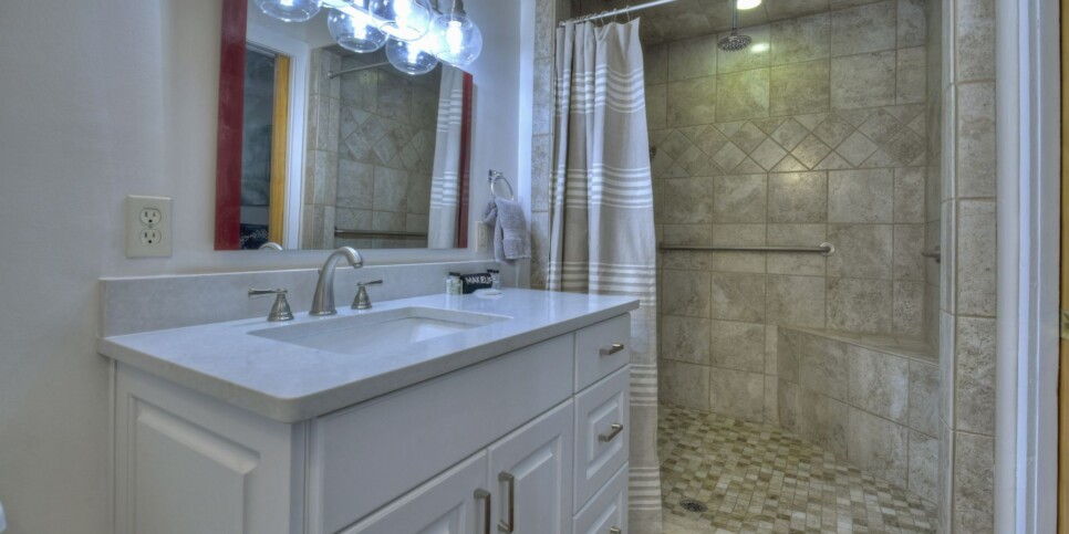 Blue Ridge - Snowbird Sanctuary - Bathroom