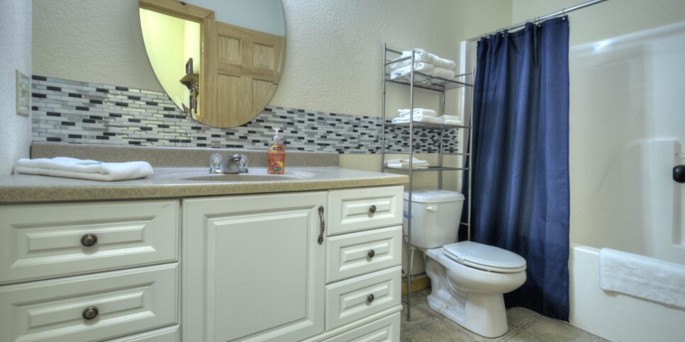 Cherry Log Cabin - Moonlight Mountain Cabin - Bathroom