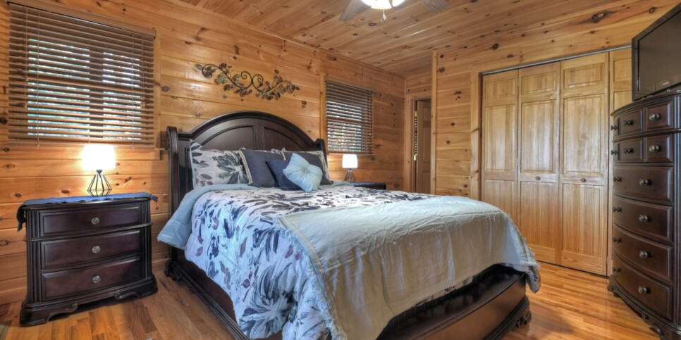 Cherry Log Cabin - Moonlight Mountain Cabin - Bedroom