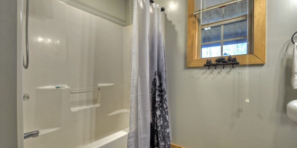 Blairsville Cabin - Moon Tower Cabin - Bathroom