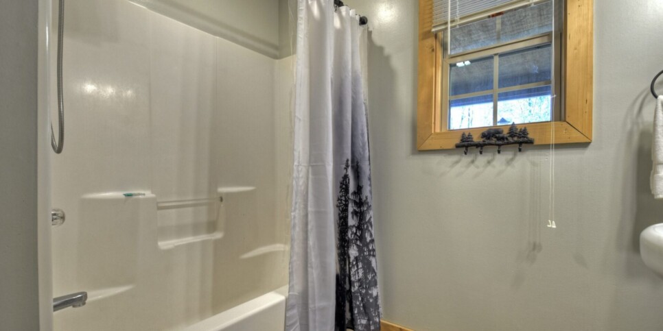 Blairsville Cabin - Moon Tower Cabin - Bathroom