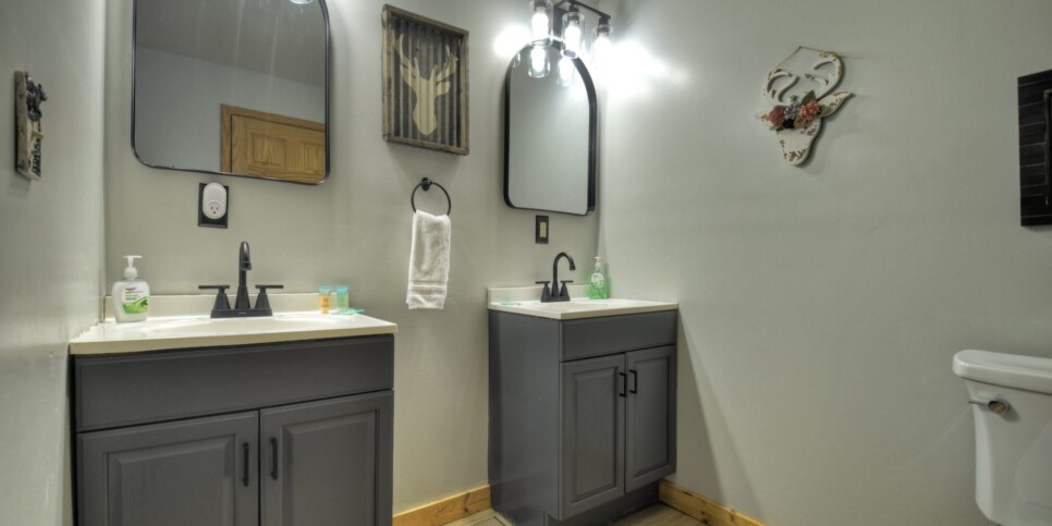 Blairsville Cabin - Moon Tower Cabin - Bathroom