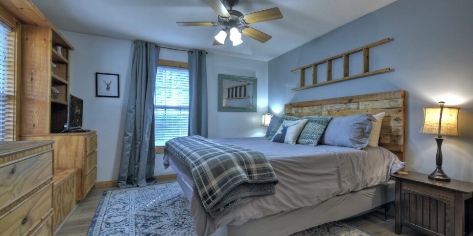 Blairsville Cabin - Moon Tower Cabin - Bedroom