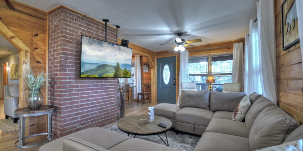 Blairsville Cabin - Moon Tower Cabin - Living Room