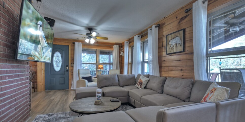 Blairsville Cabin - Moon Tower Cabin - Living Room