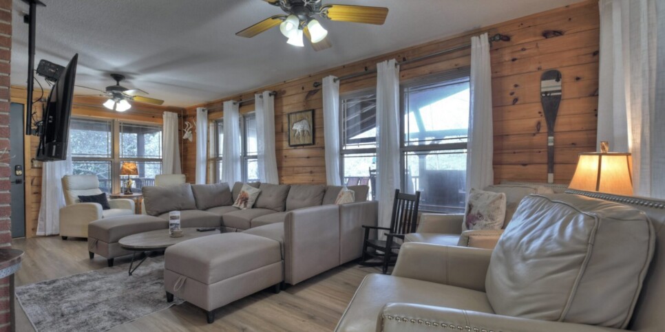 Blairsville Cabin - Moon Tower Cabin - Living Room