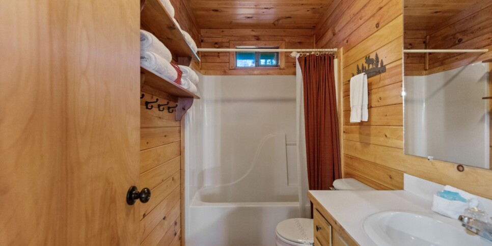 Ellijay Cabin - Deer Crossing - Bathroom