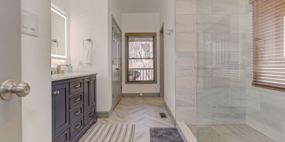 Big Canoe Rental - HooRay - Bathroom