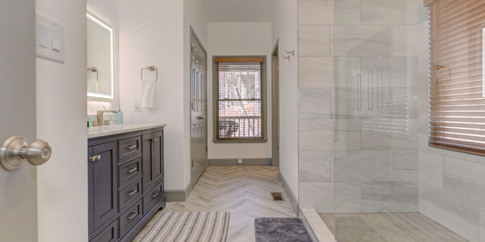 Big Canoe Rental - HooRay - Bathroom