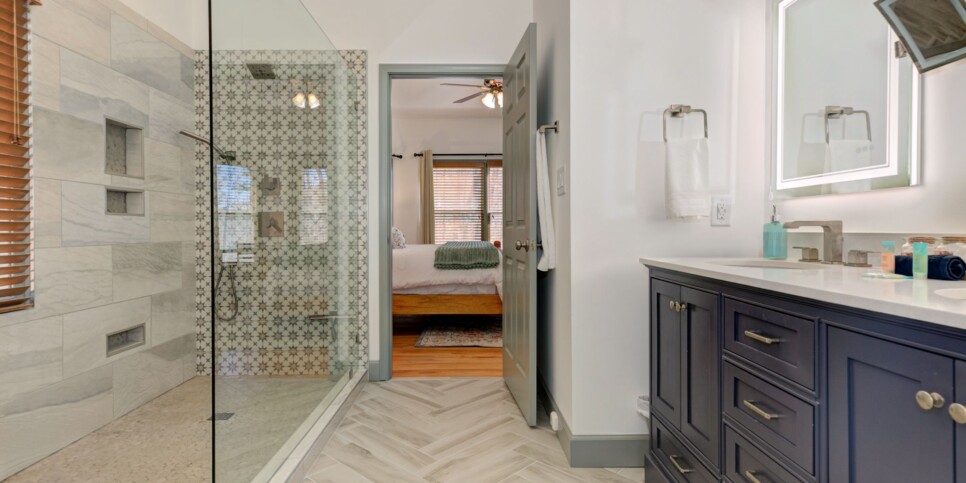 Big Canoe Rental - HooRay - Bathroom