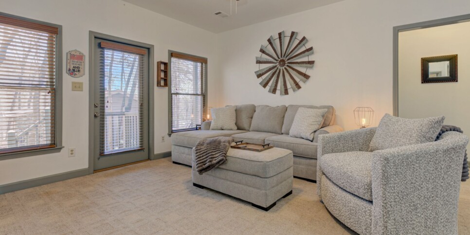 Big Canoe Rental - HooRay - Rec Room