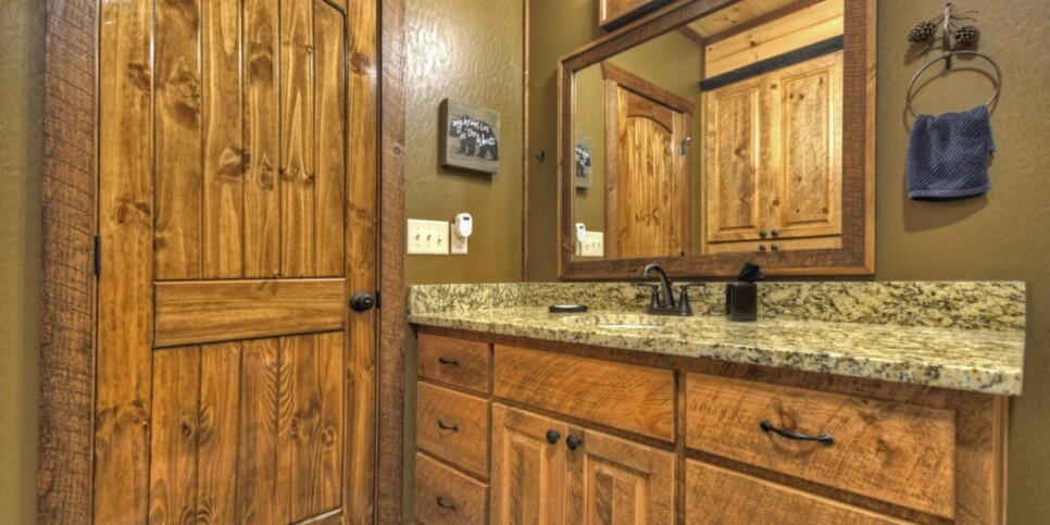 Cherry Log Cabin - The Lost Shepherd - Bathroom