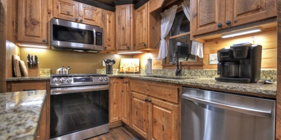 Cherry Log Cabin - The Lost Shepherd - Kitchen