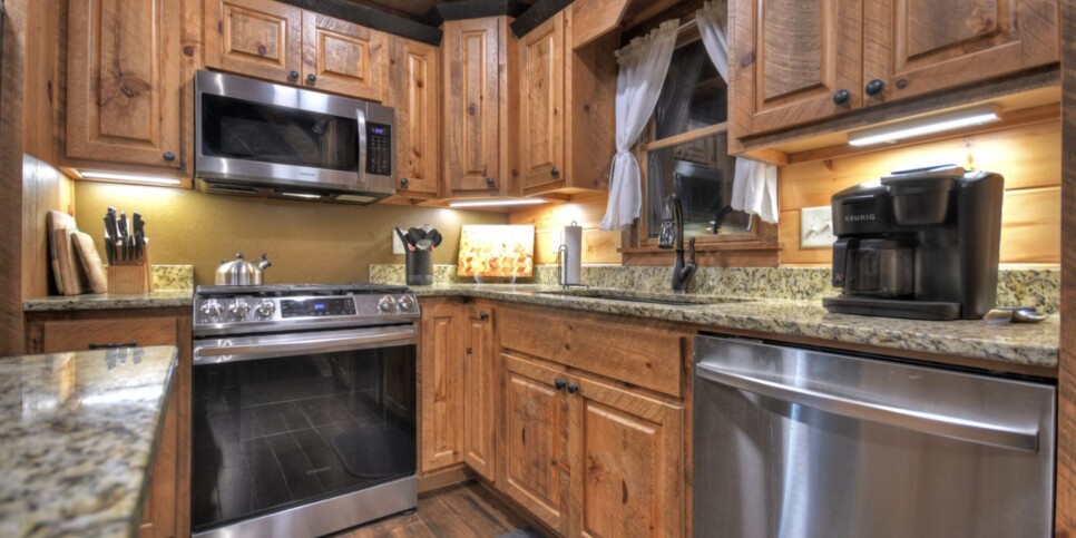 Cherry Log Cabin - The Lost Shepherd - Kitchen