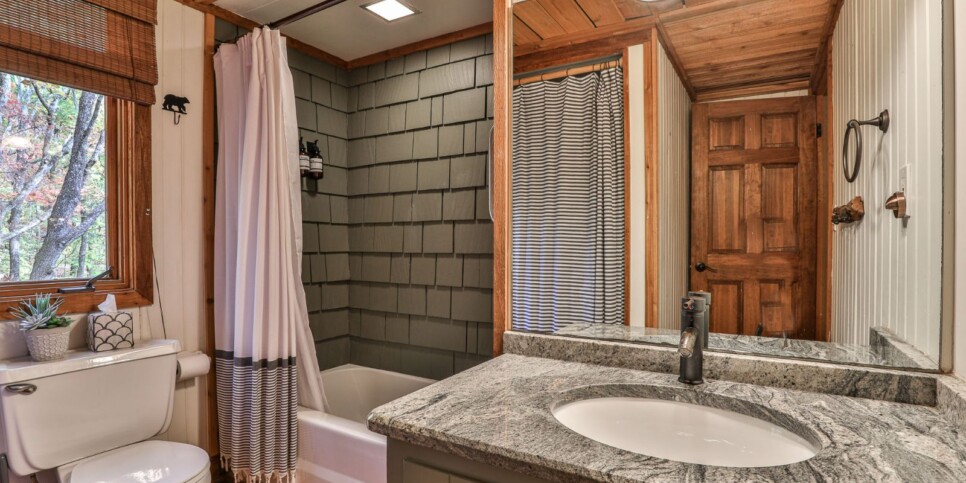 Big Canoe - Good Times - Bathroom