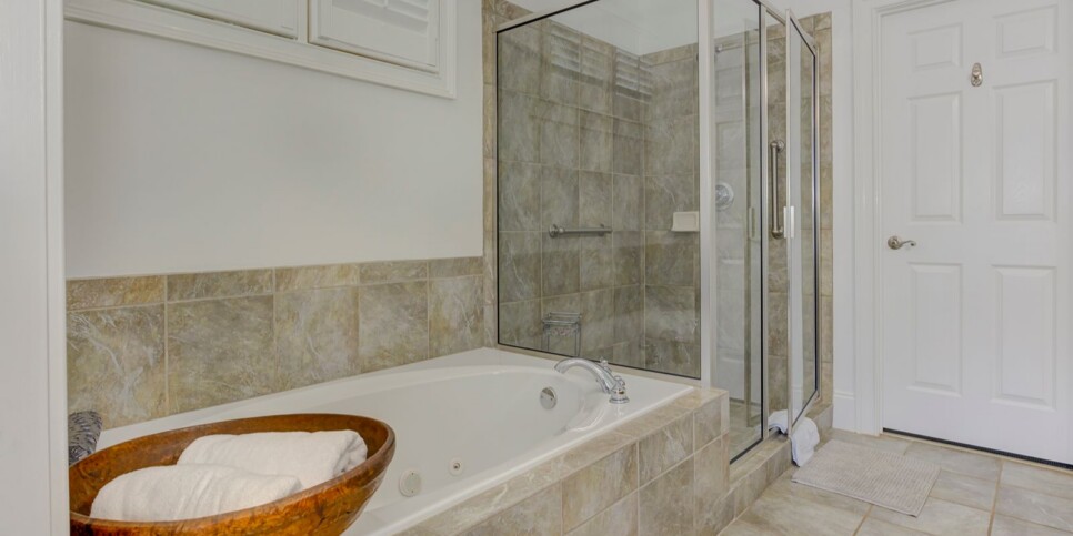 Big Canoe - Mountain Grove Lodge - Bathroom