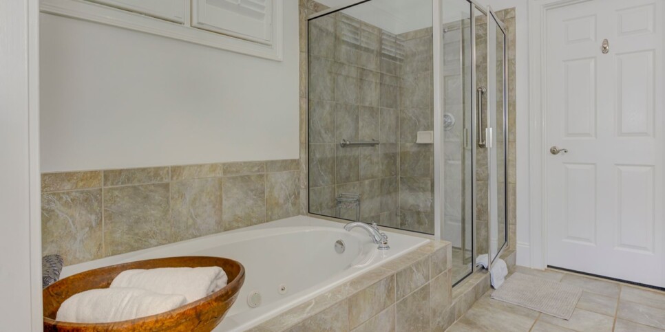 Big Canoe - Mountain Grove Lodge - Bathroom