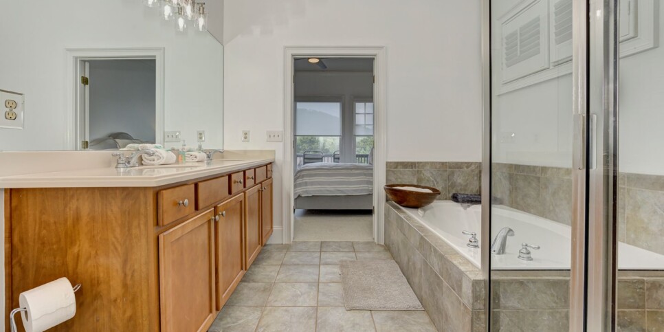 Big Canoe - Mountain Grove Lodge - Bathroom