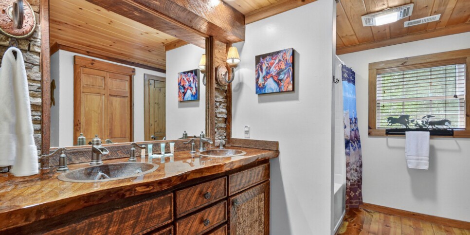 blue-ridge-cabins-cowboy-cabin-bathroom