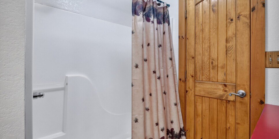 blue-ridge-cabins-cowboy-cabin-bathroom